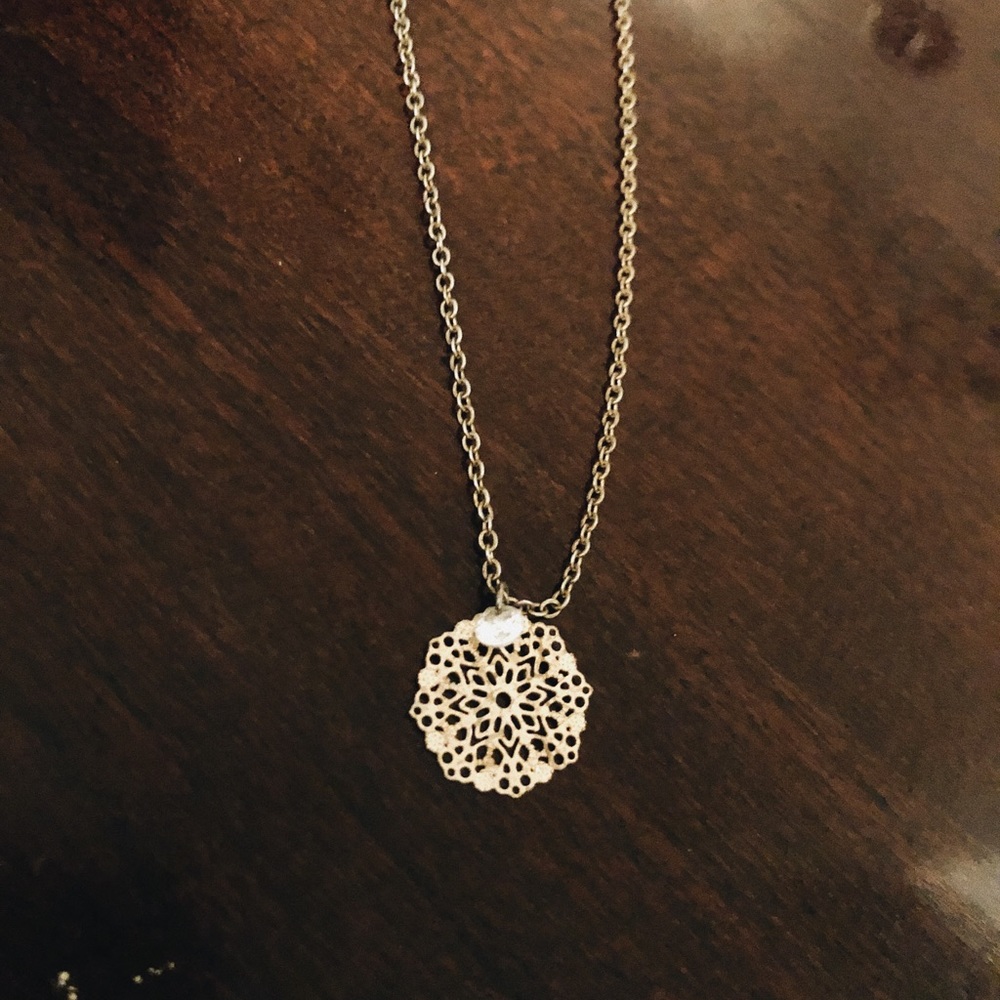 Gold necklace with pearl detail